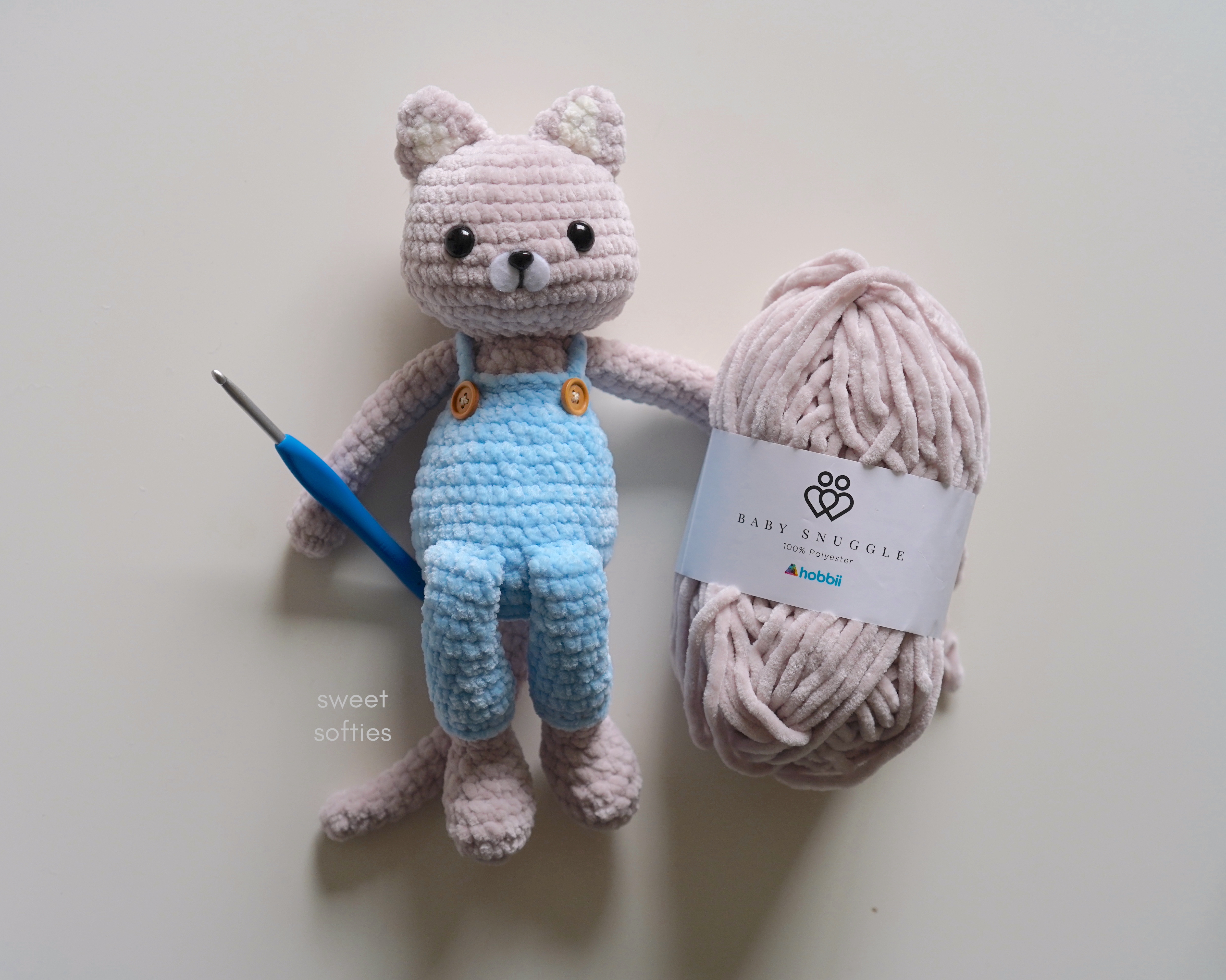 Ollie in Overalls · Amigurumi Crochet Pattern - Sweet Softies